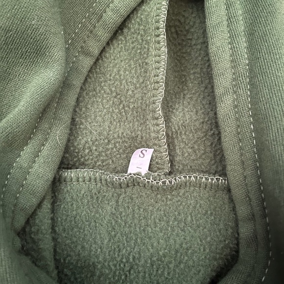 Great condition. Cap type sweatshirt. Two pockets. - Picture 4 of 5